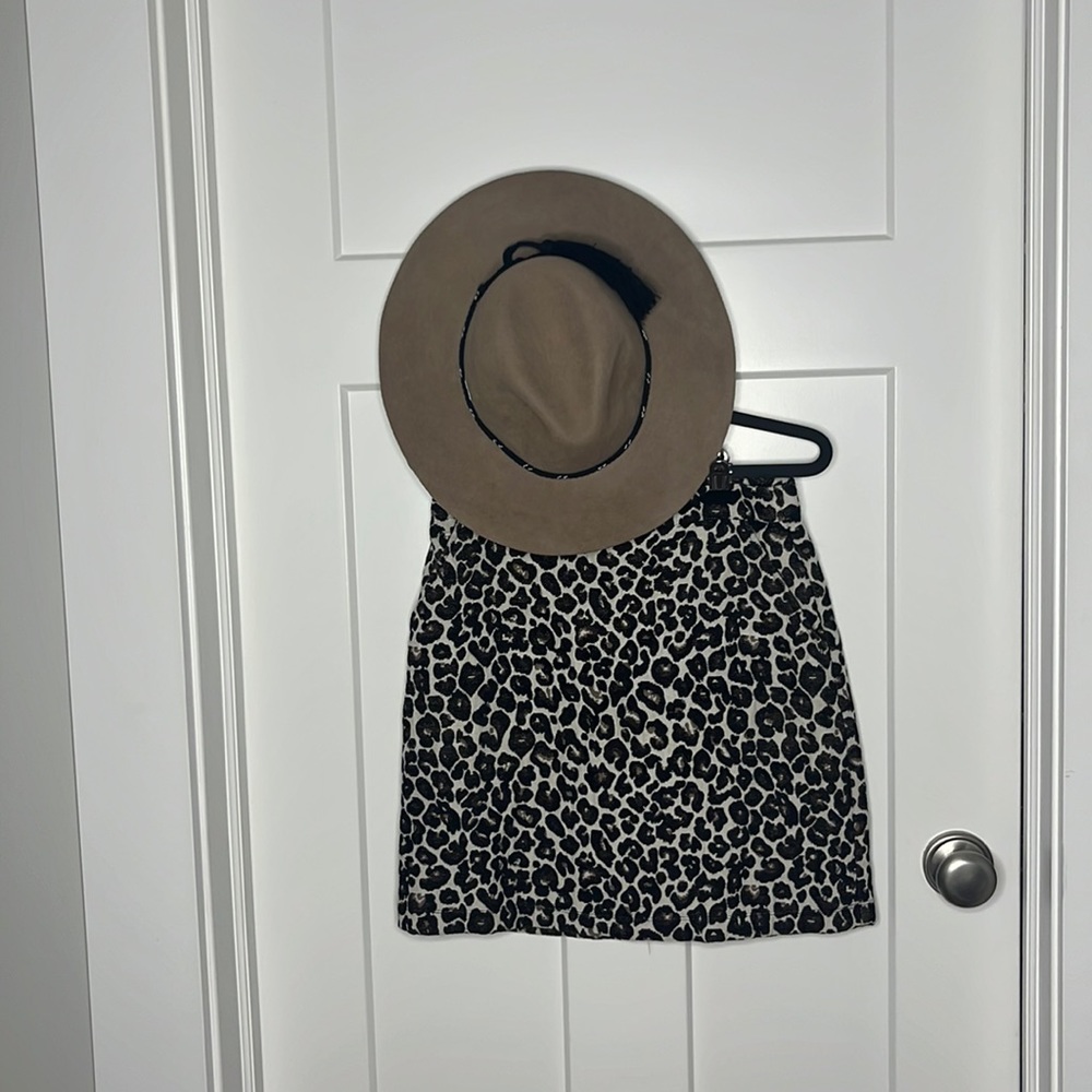 Sanctuary cheata print skirt with pockets size small. Perfect Fall piece